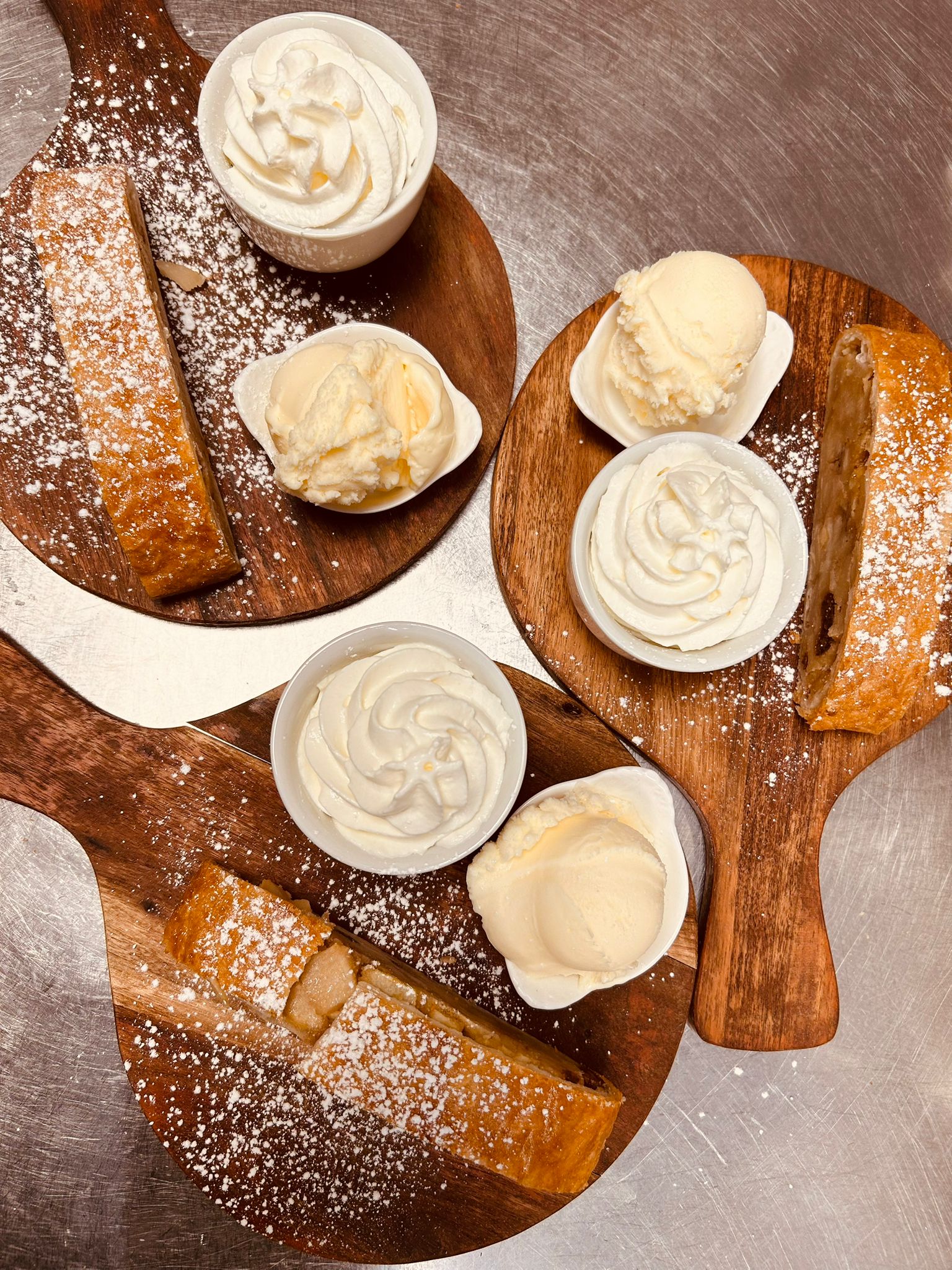 Appelstrudel met slagroom en ijs