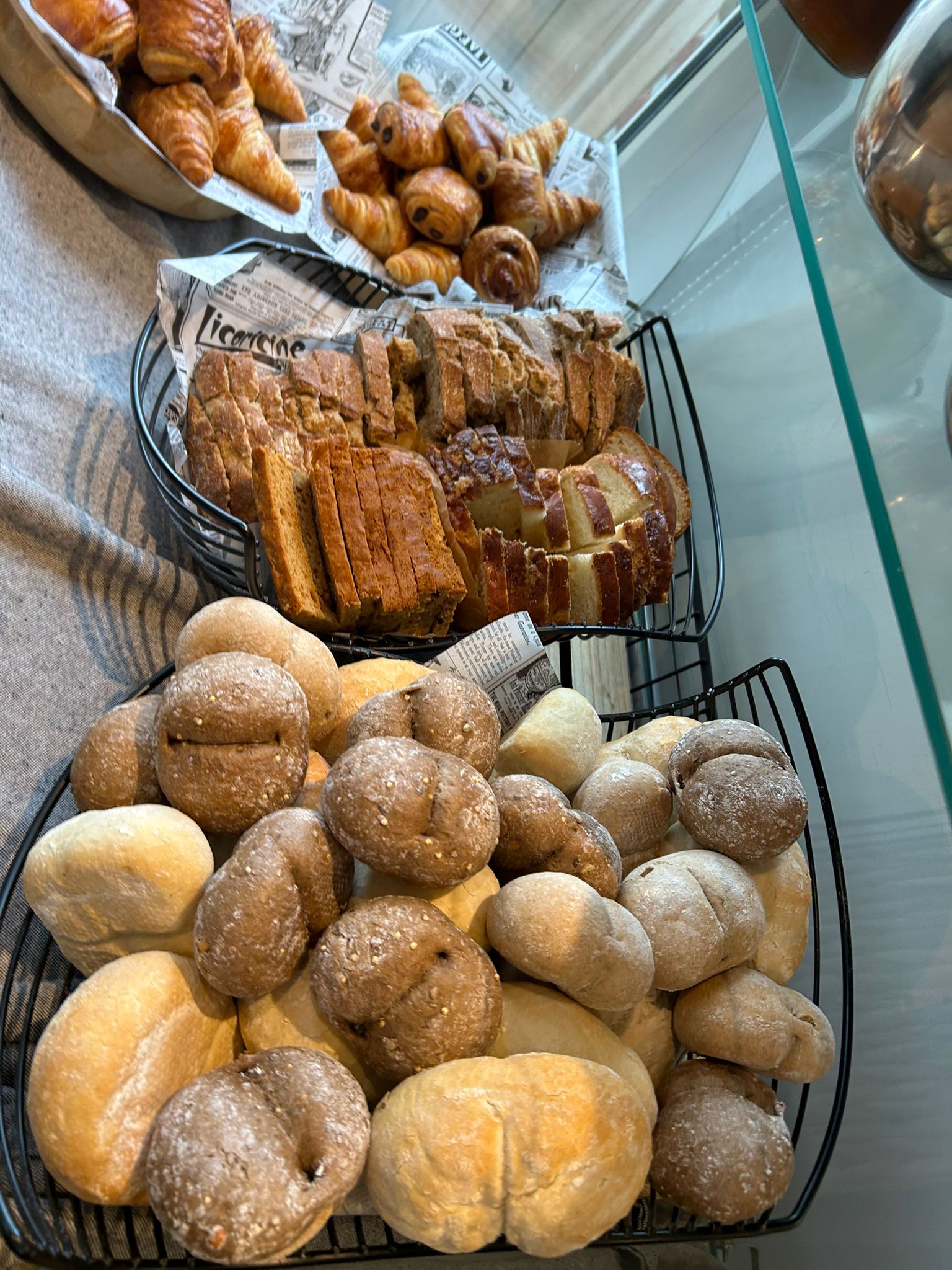 Assortiment brood, broodjes en gebak