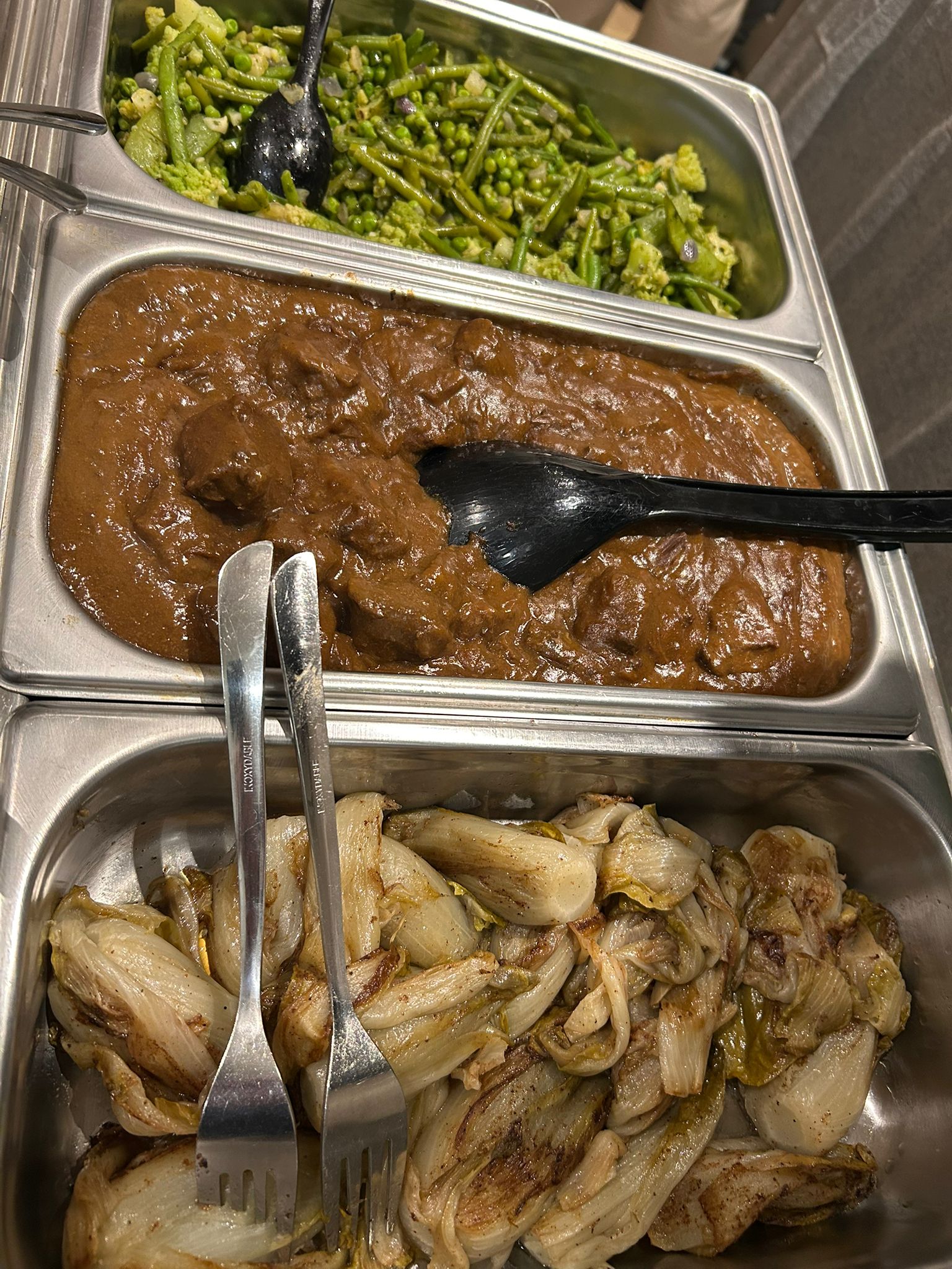 Stoofvlees met groenten en witloof op het buffet