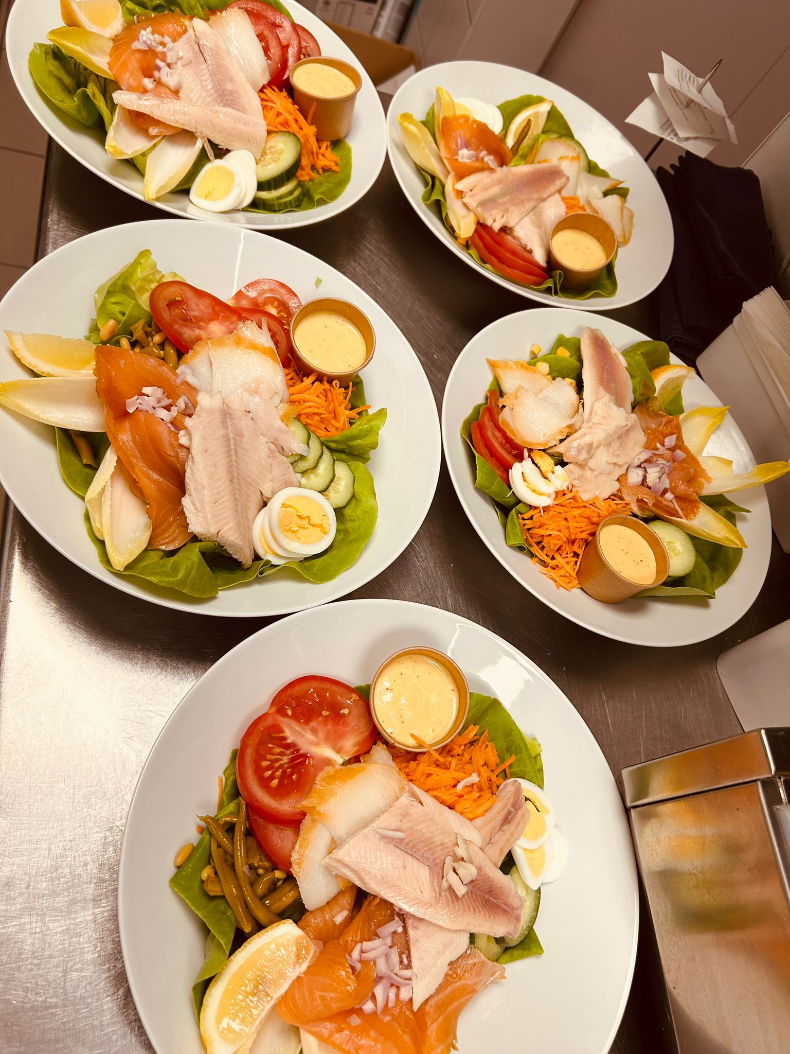 Salade met gerookte vis en ei