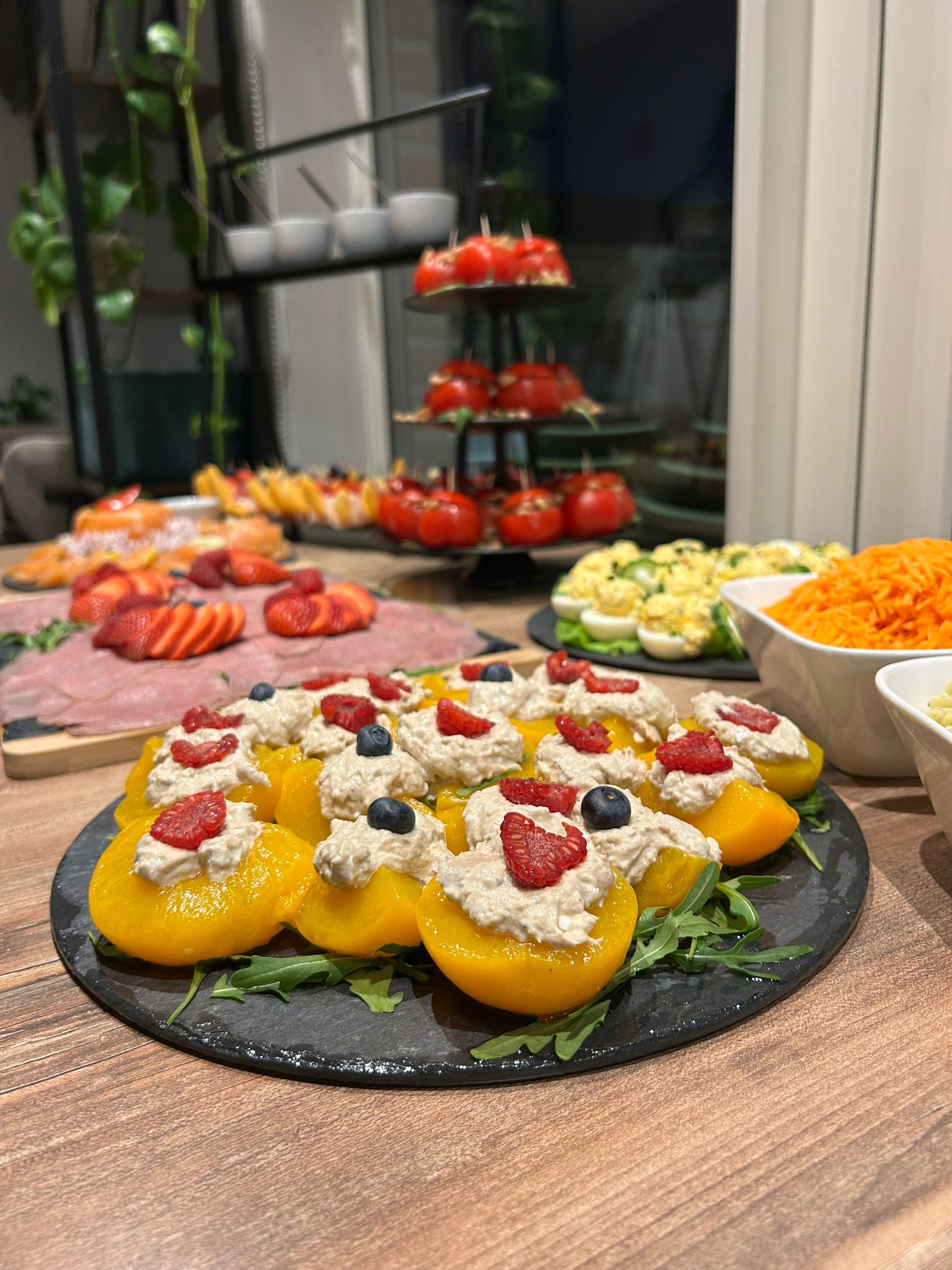 Perzik met kaasmousse en rood fruit op het dessertbuffet