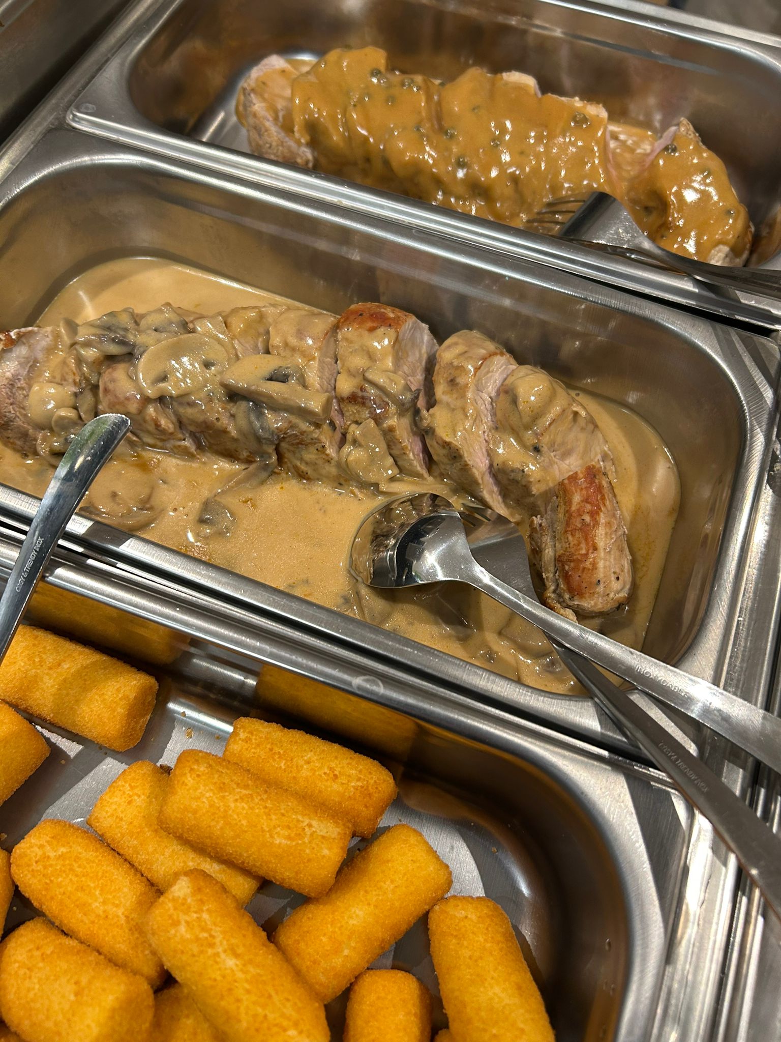 Varkenshaas in champignonsaus met kroketten