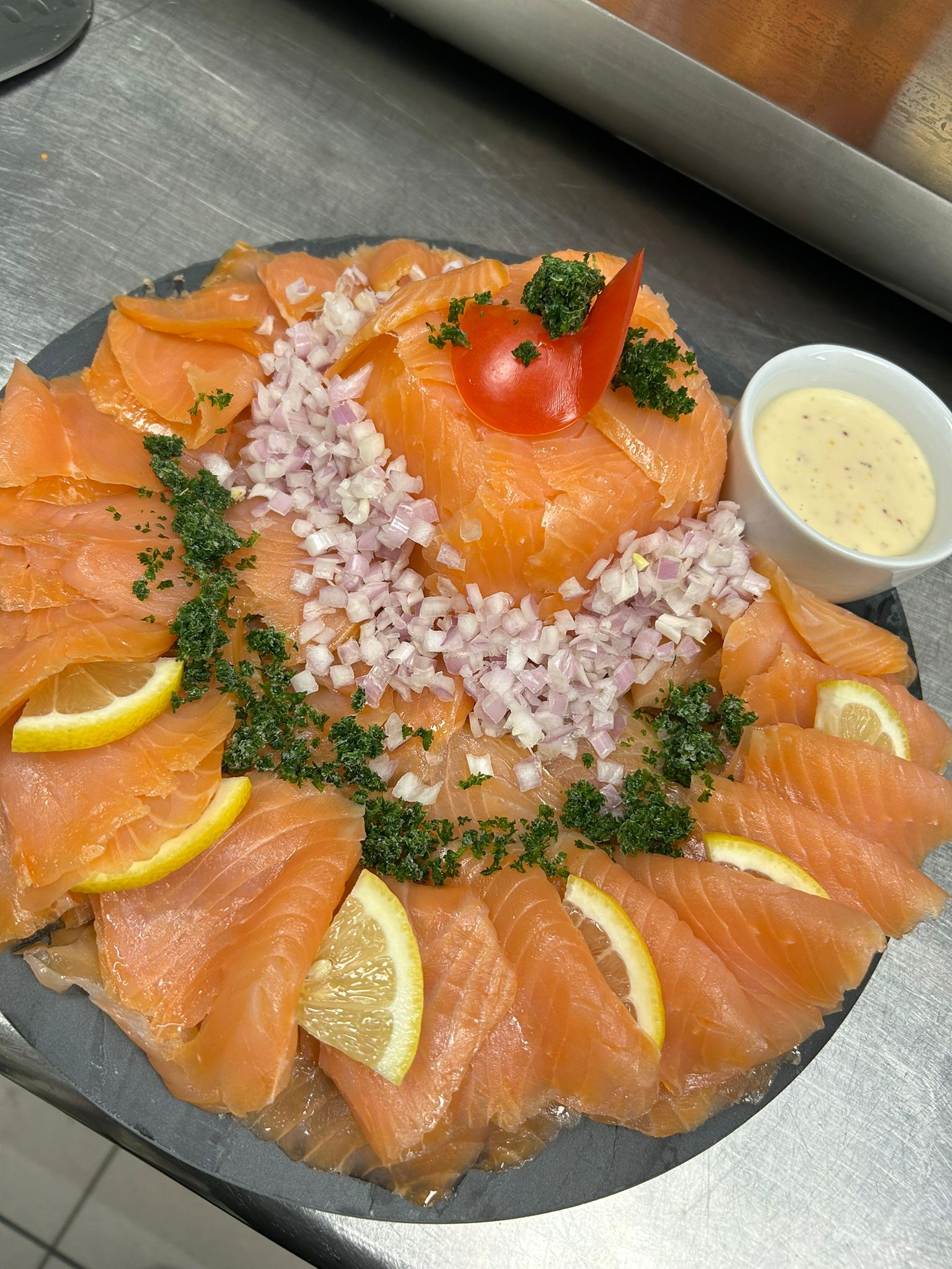 Schotel met gerookte zalm en sjalot