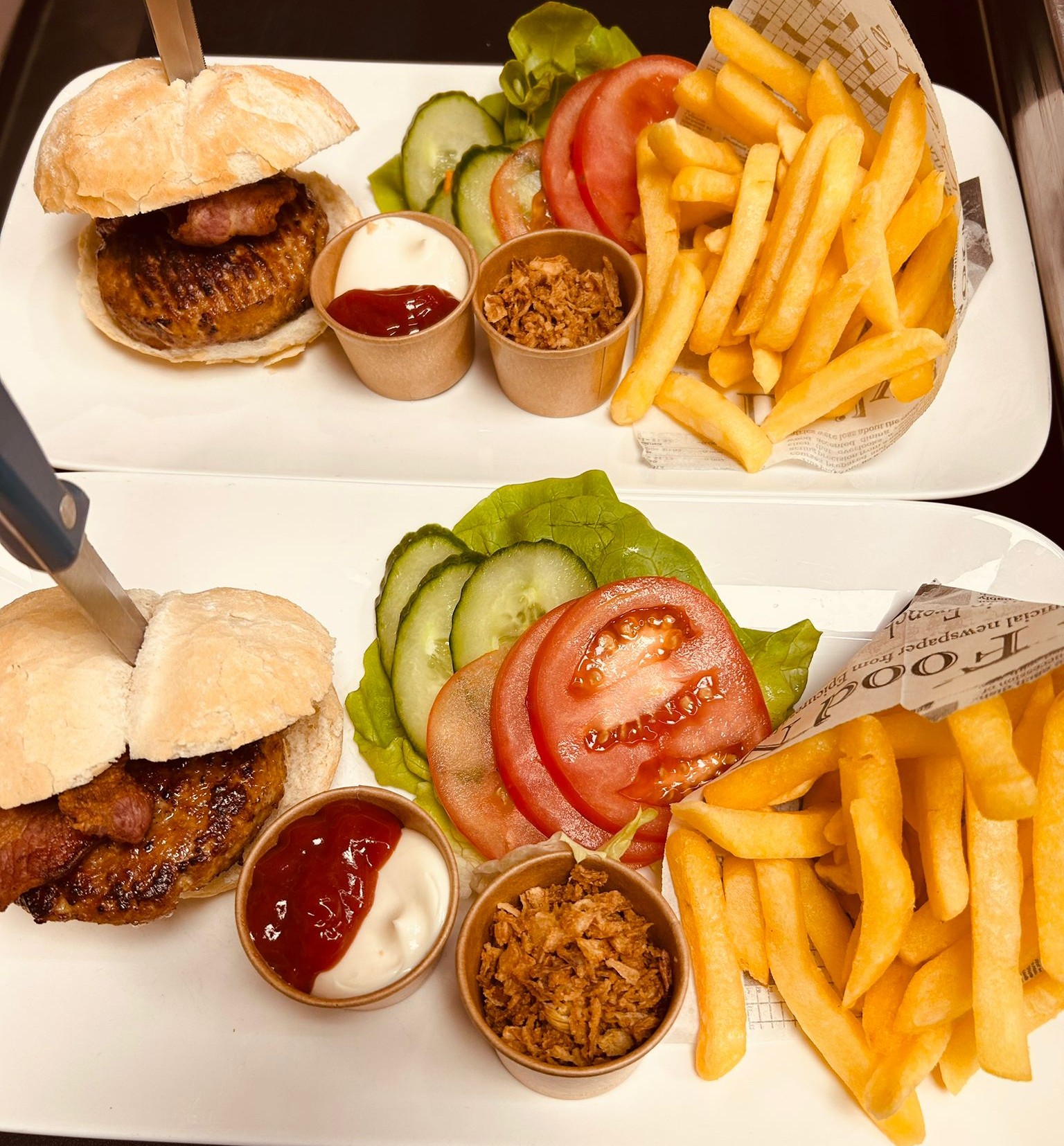 Hamburger met pistolet en frietjes