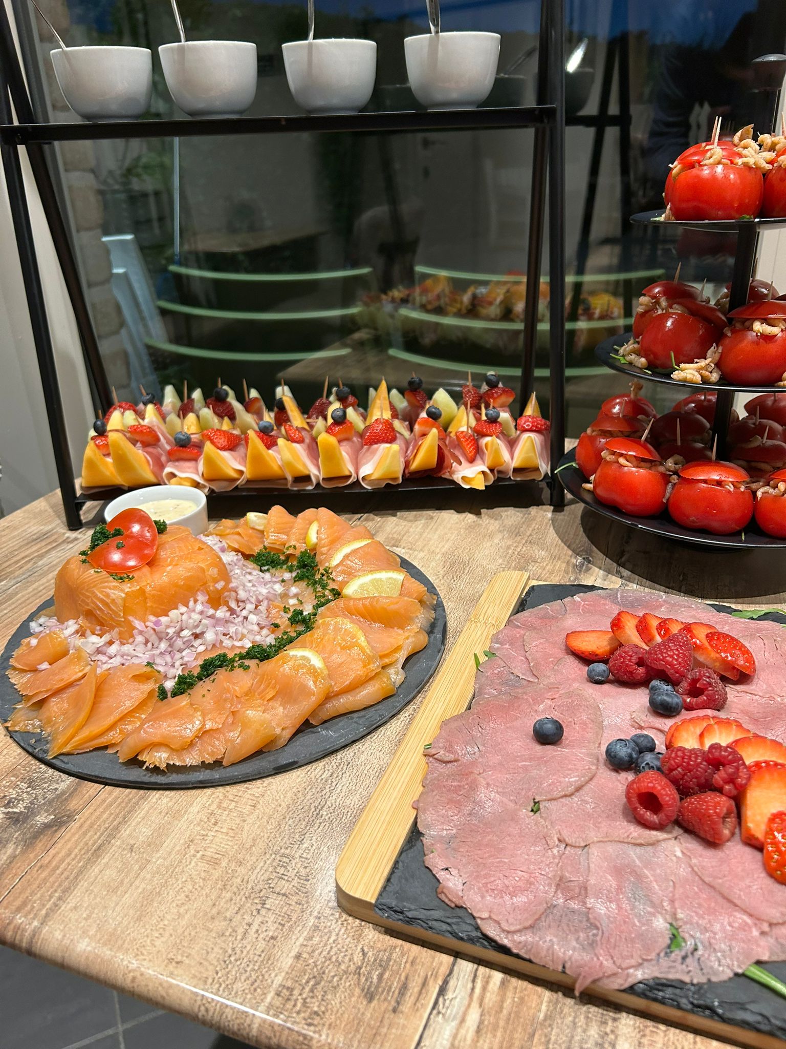 Koud buffet met vleeswaren, zalm en fruit
