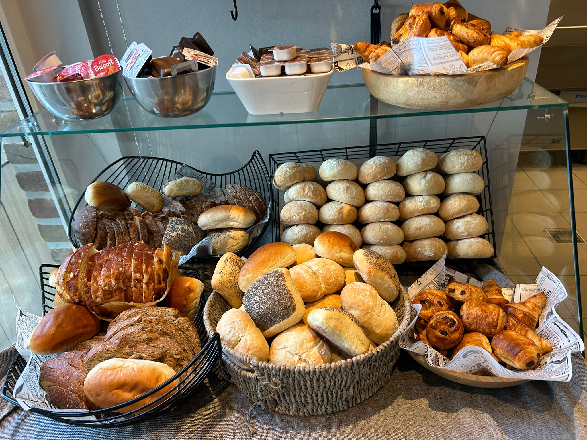 Vers brood en croissants op het ontbijtbuffet