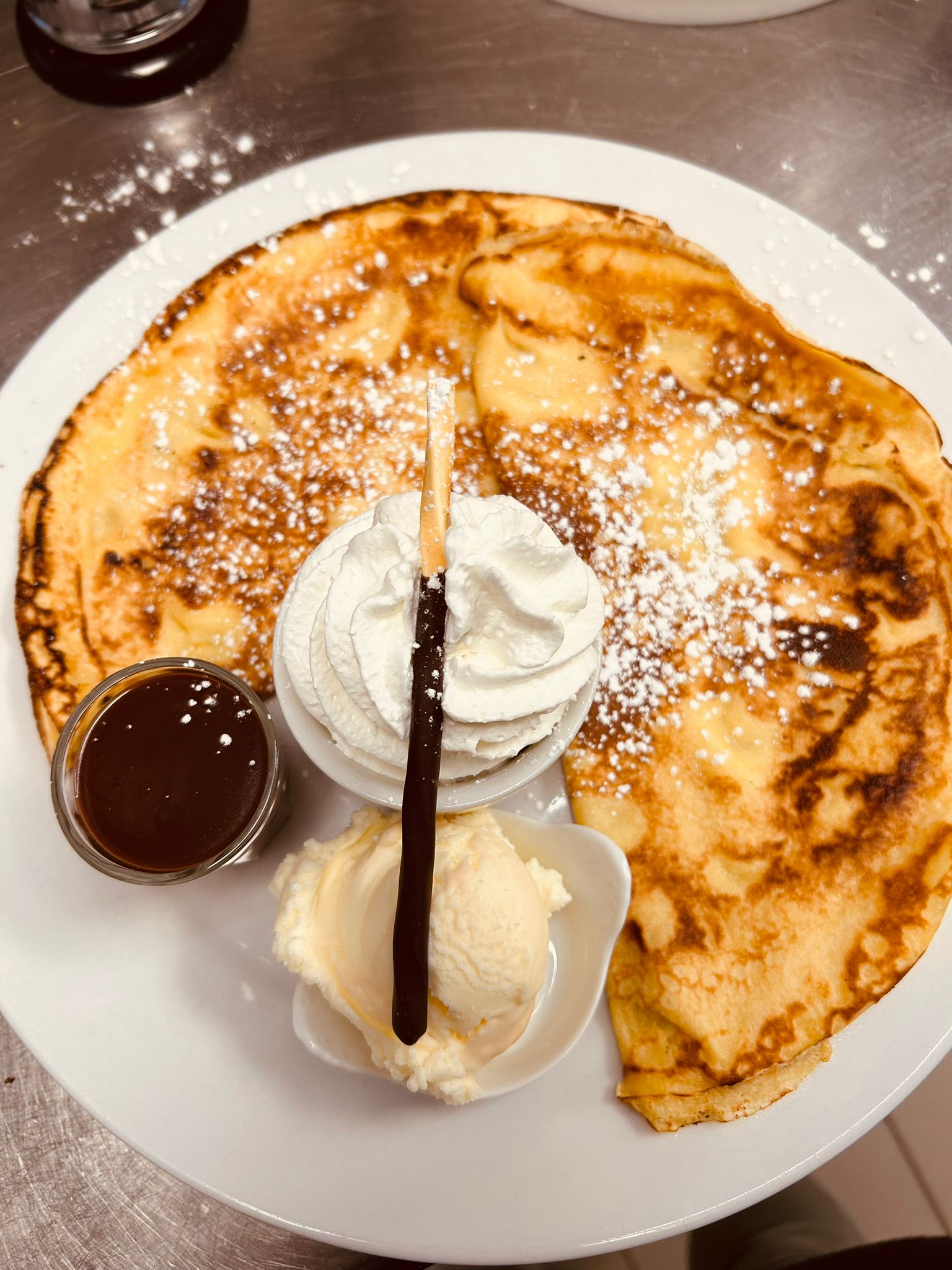 Pannenkoek met slagroom, ijs en chocoladesaus