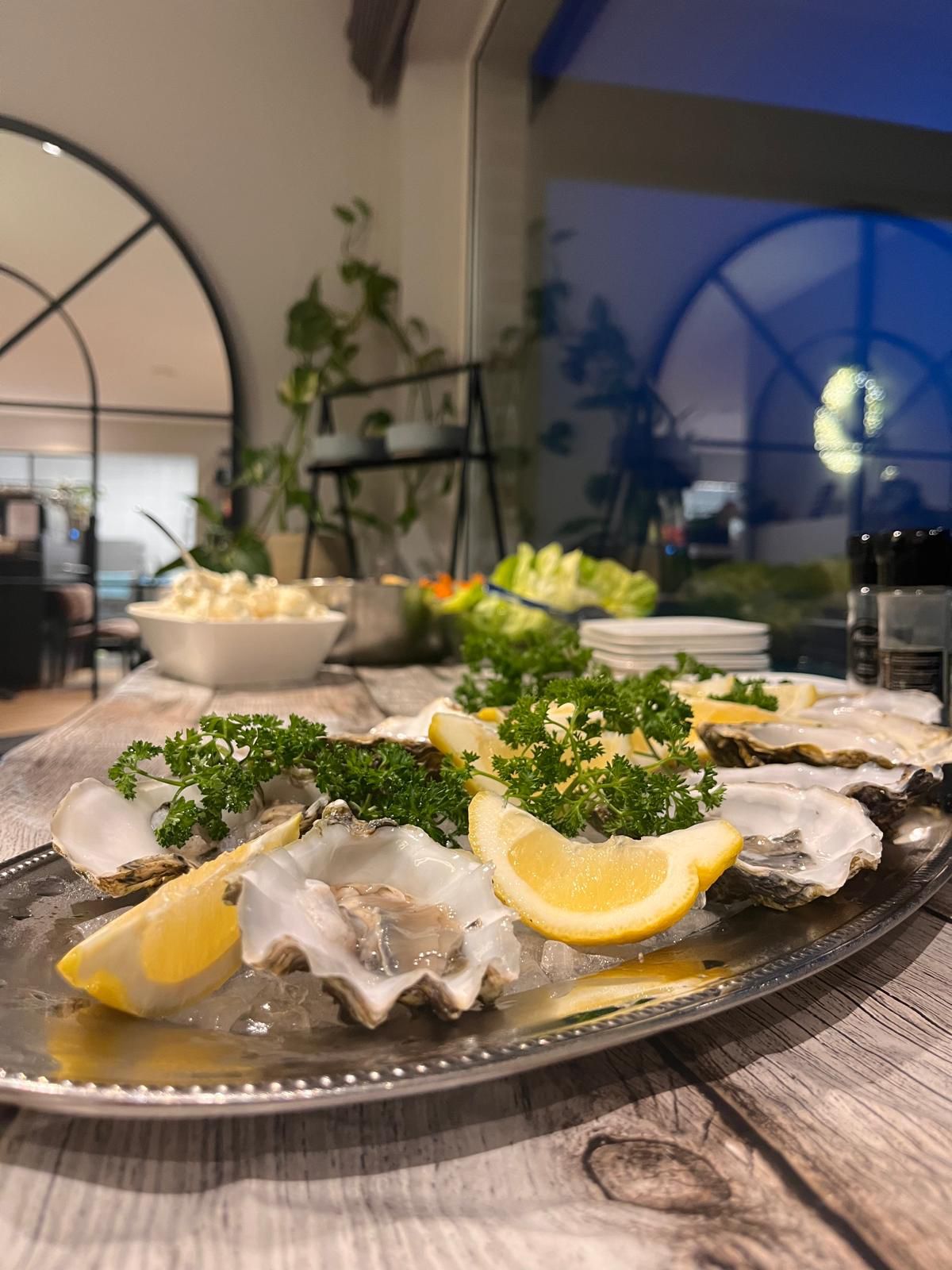 Verse oesters met citroen