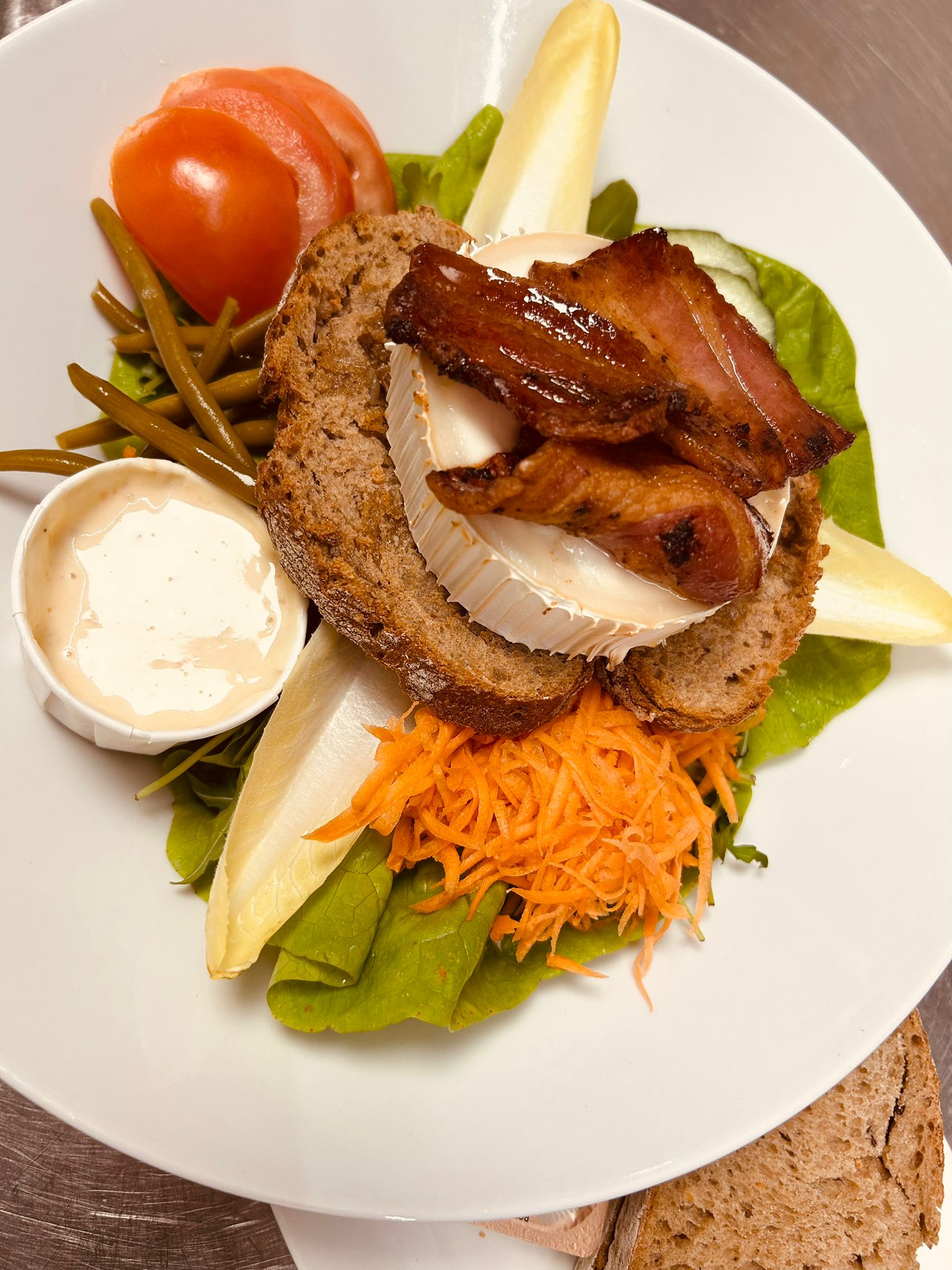 Salade met brie, spek en toast