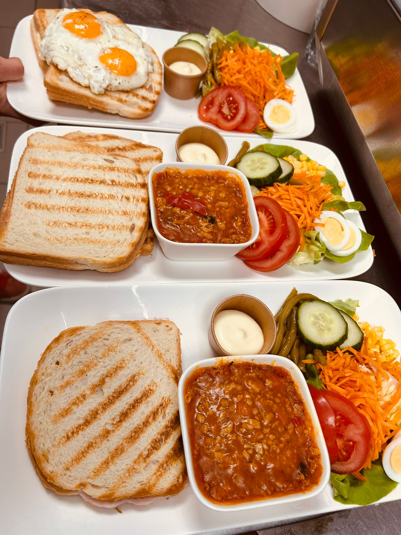 Toast met gebakken ei en salade