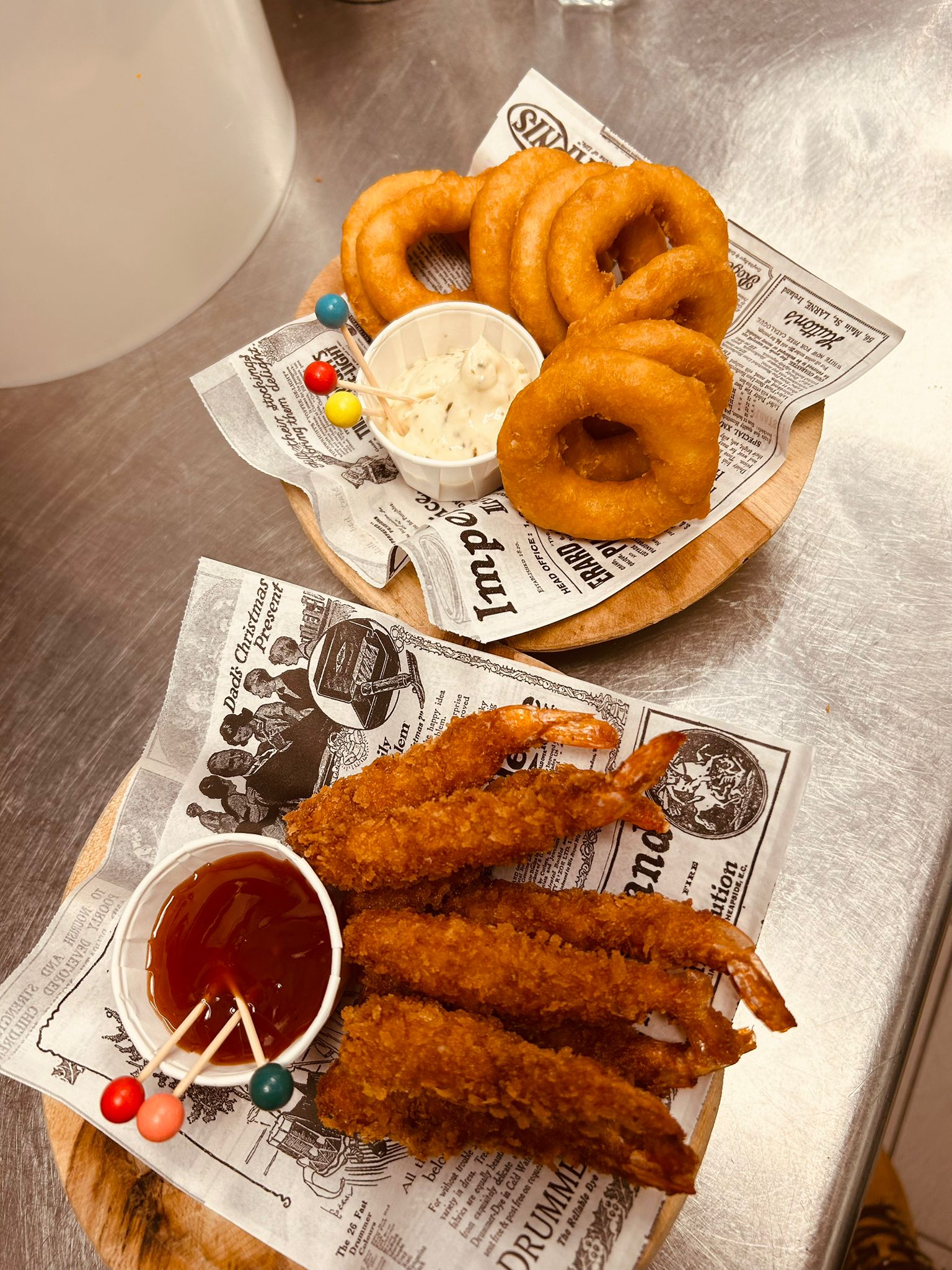 Uienringen en gebakken scampi's met sausjes