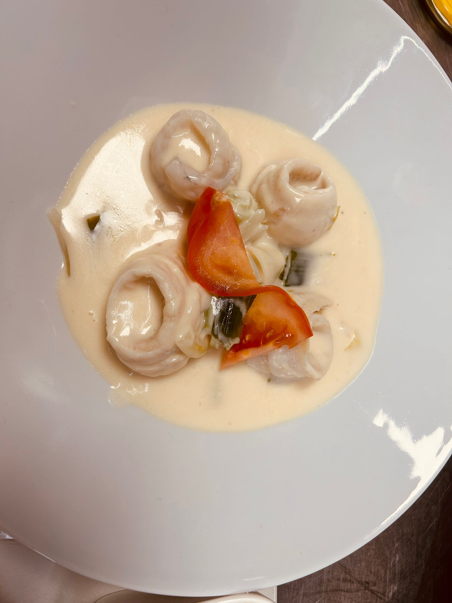 Visrolletjes in roomsaus met tomaat