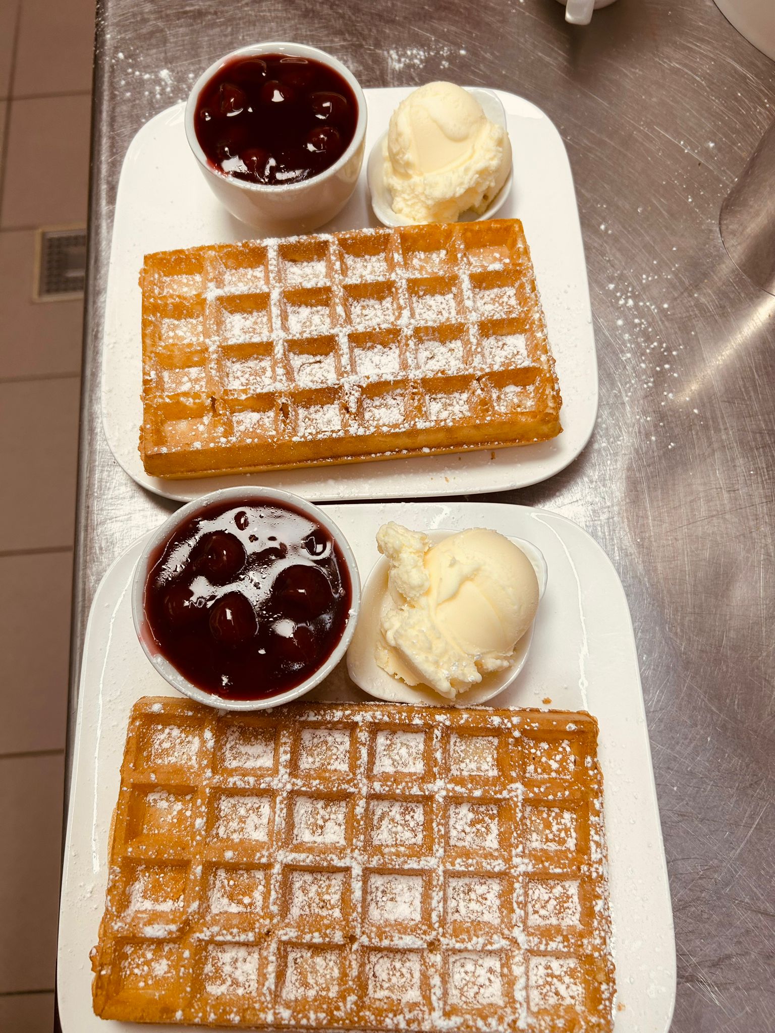 Wafel met kriekjes en vanille-ijs